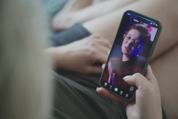 Korte verticale video van een spreker op een telefoonscherm, klaar voor verspreiding via social media.